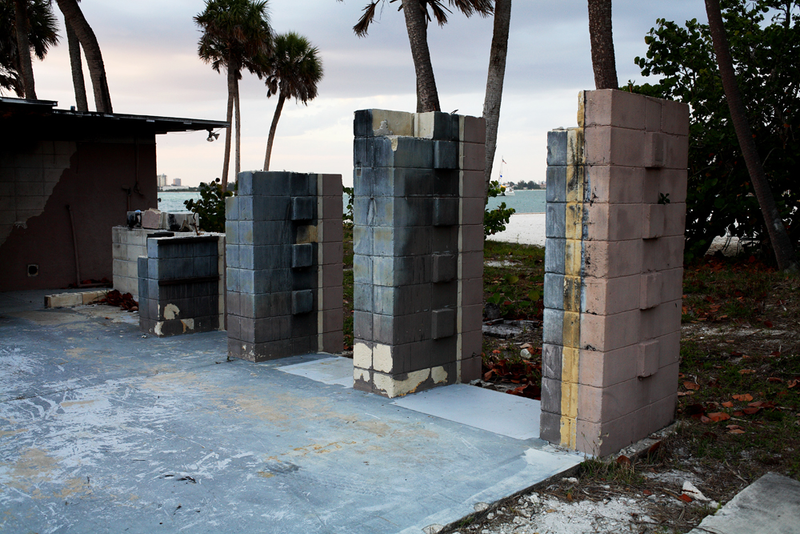 Illustration for article titled The Faded Glory of Dilapidated Modernist Homes